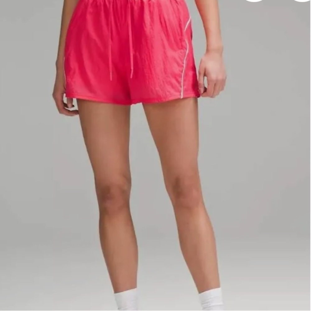 Lululemon license to train HR lightweight 4”pink shorts NWT